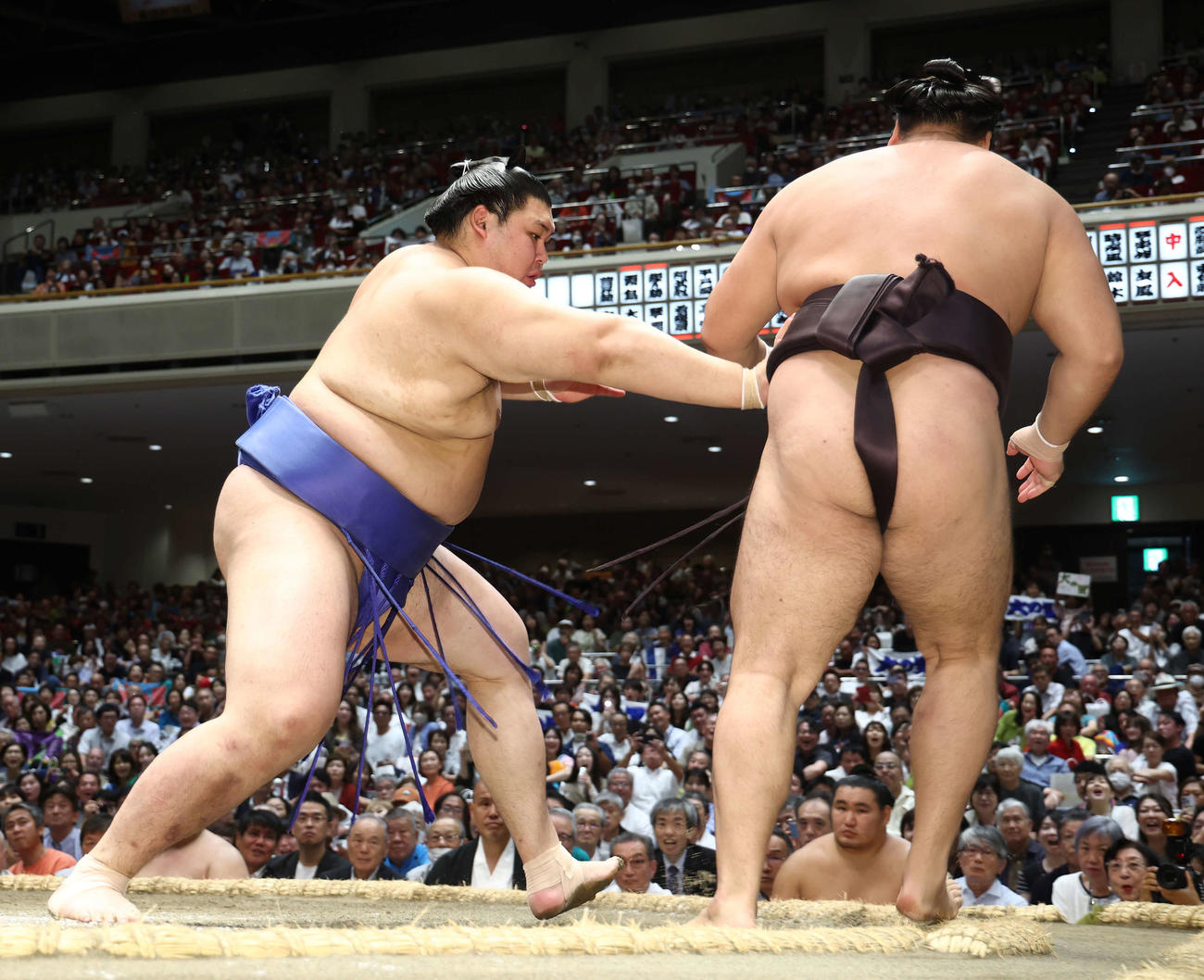 大の里（左）は霧島を押し出しで破る（撮影・河田真司）