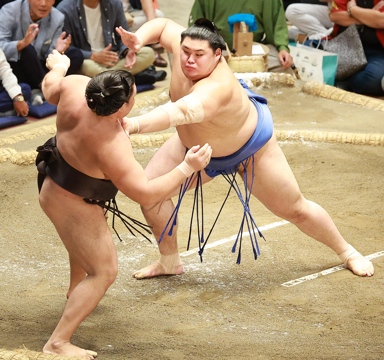 霧島（左）を押し出しで破る大の里（撮影・中島郁夫）