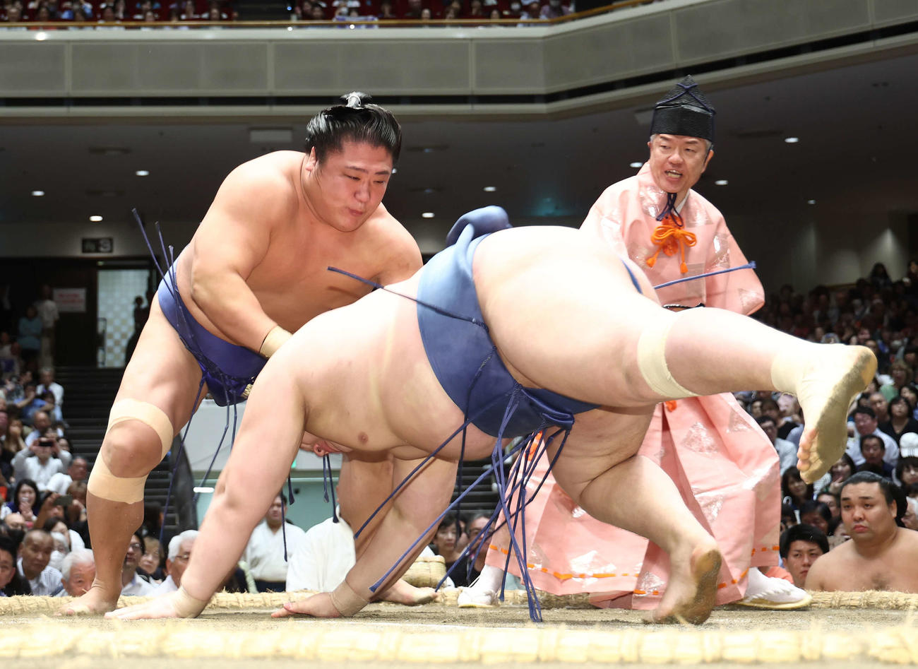 阿武剋（手前）をはたき込みで破る若隆景（撮影・河田真司）