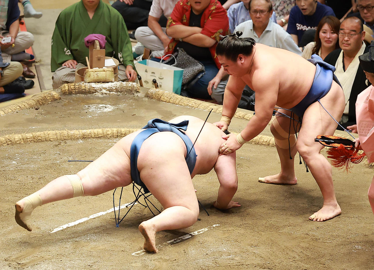 阿武剋（左）をはたき込みで破る若隆景（撮影・中島郁夫）