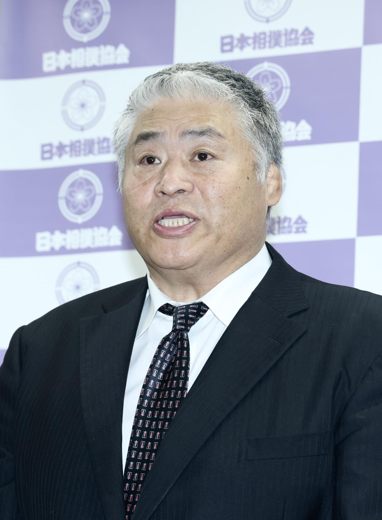 定年会見に臨む大嶽親方（撮影・河田真司）