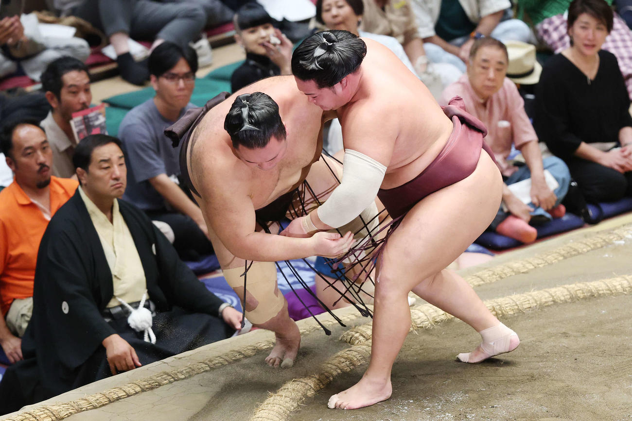 上手投げで朝乃山（左）を破る錦富士（撮影・宮地輝）