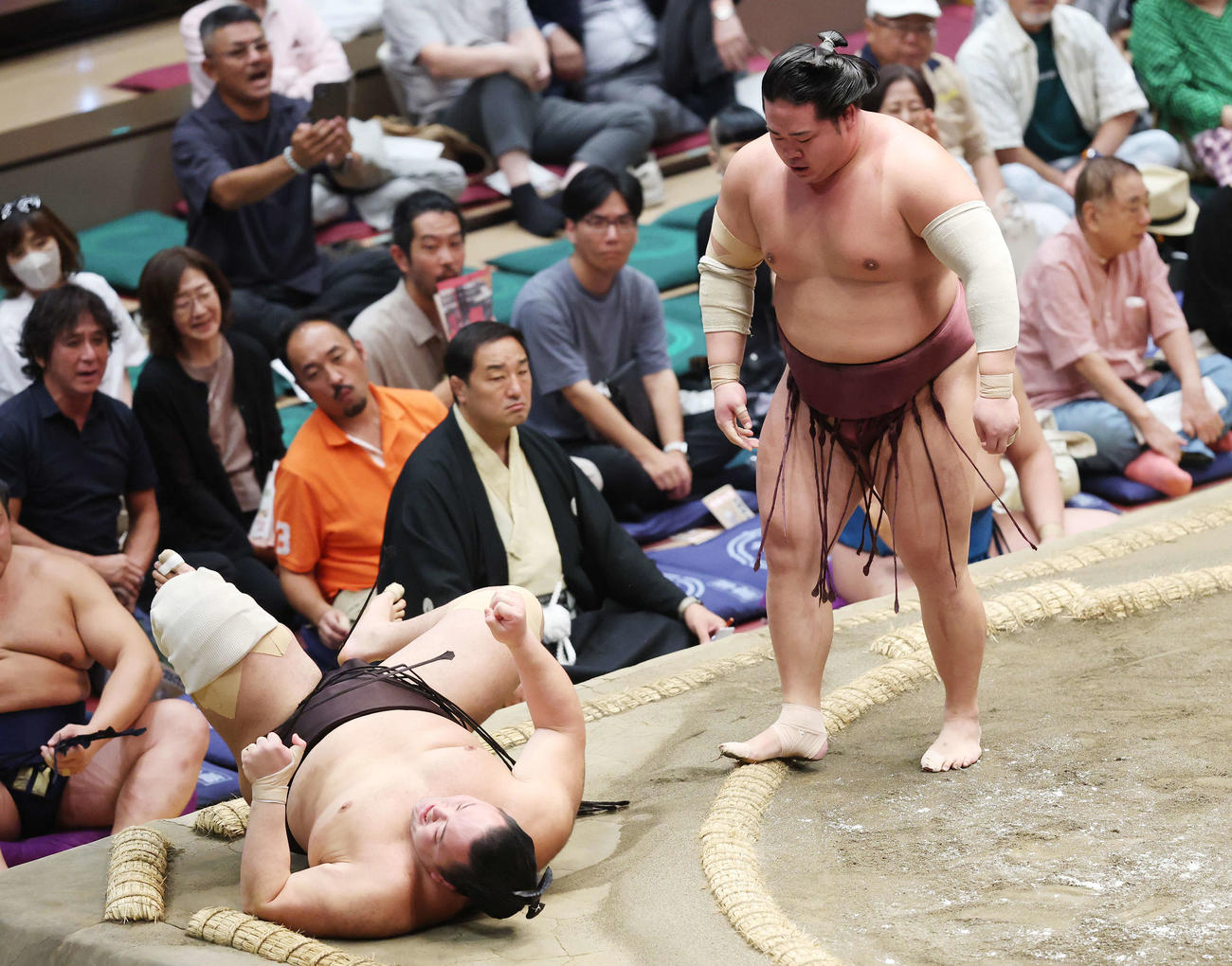 上手投げで朝乃山（左）を破る錦富士（撮影・宮地輝）