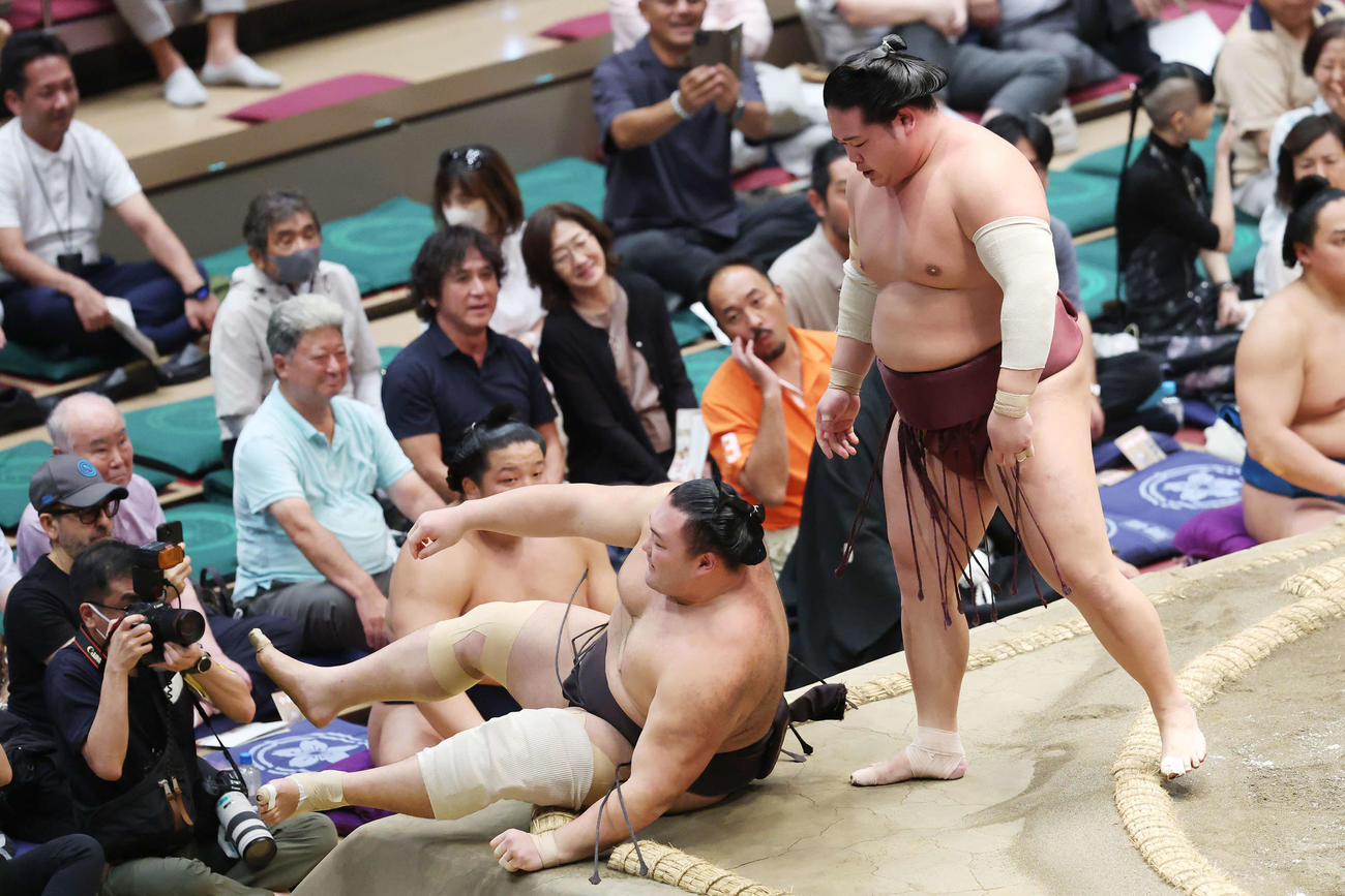 上手投げで朝乃山（左）を破る錦富士（撮影・宮地輝）