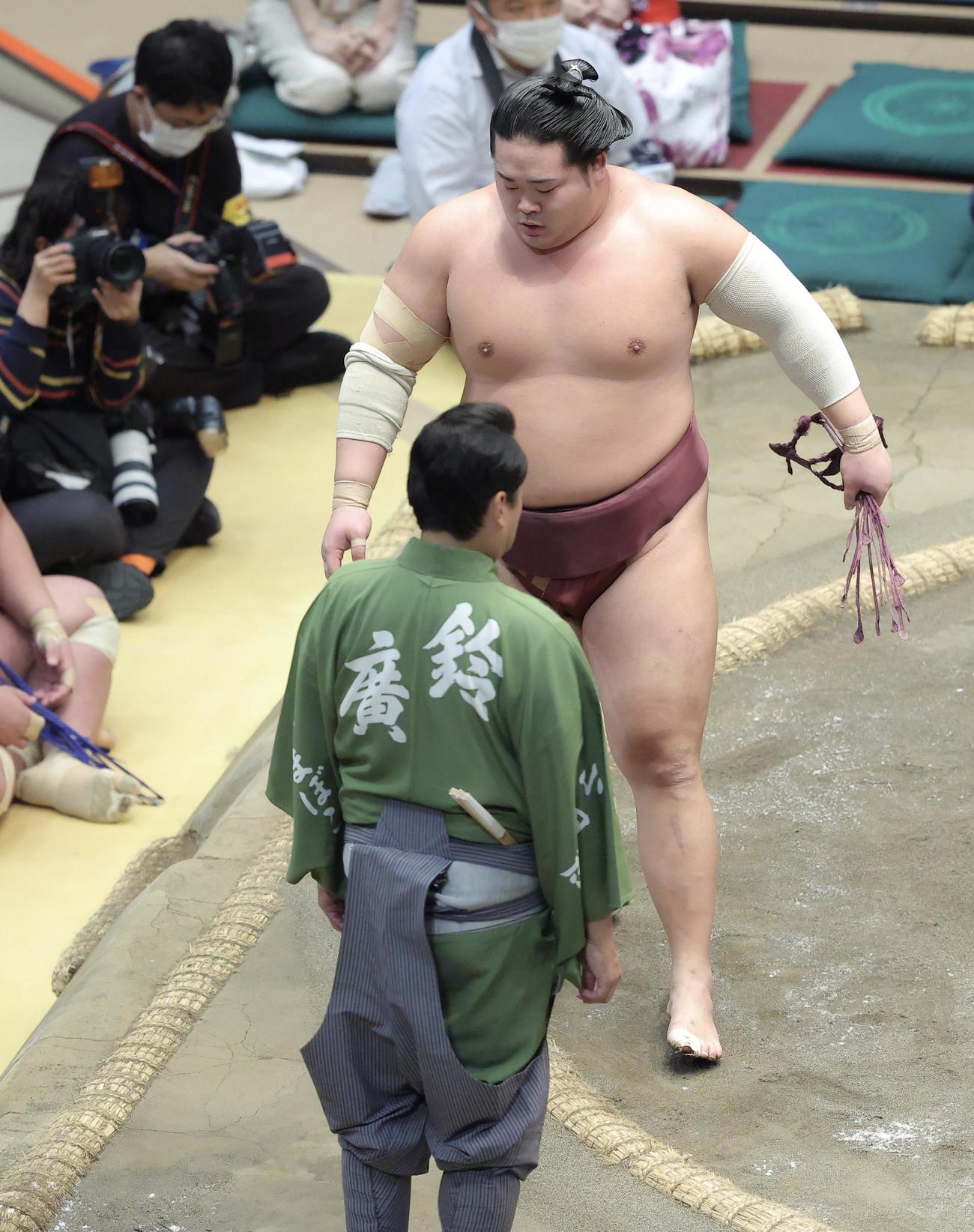朝乃山を上手投げで破る錦富士（撮影・河田真司）