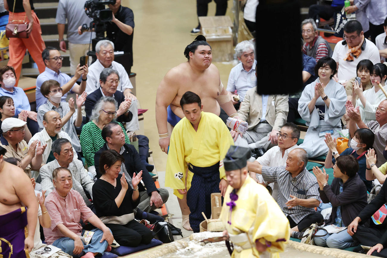 寄り切りで若隆景を破り懸賞金を手に引き揚げる大の里（撮影・宮地輝）