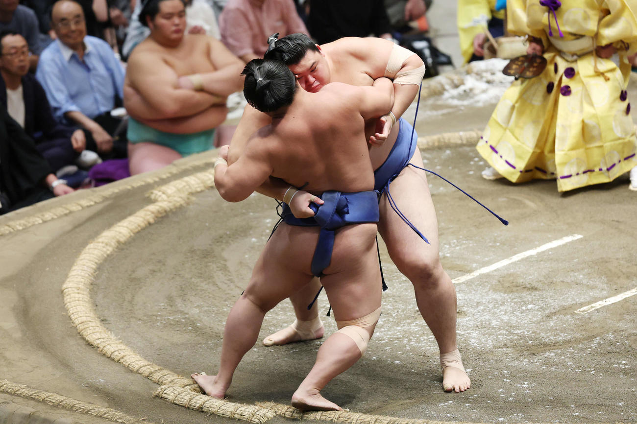 寄り切りで若隆景（左）を破る大の里（撮影・宮地輝）