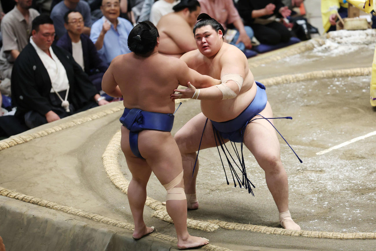 寄り切りで若隆景（左）を破る大の里（撮影・宮地輝）