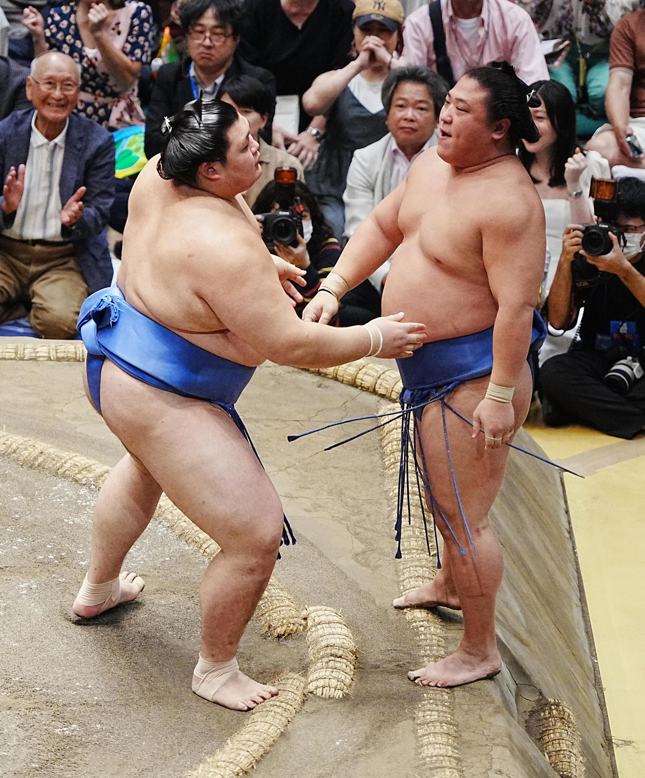 大の里は若隆景（右）を寄り切りで下す（撮影・小沢裕）