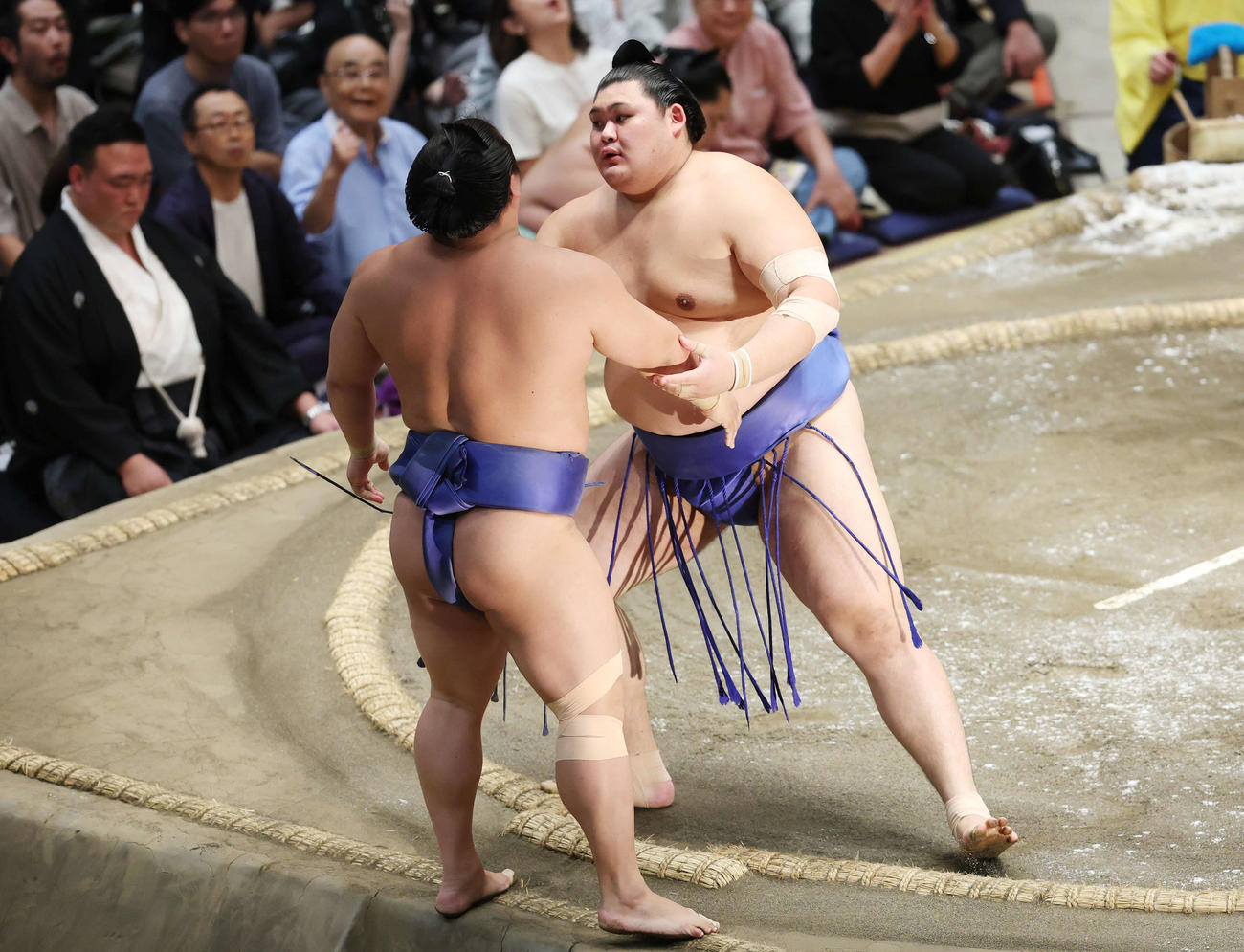 寄り切りで若隆景（左）を破る大の里（撮影・宮地輝）