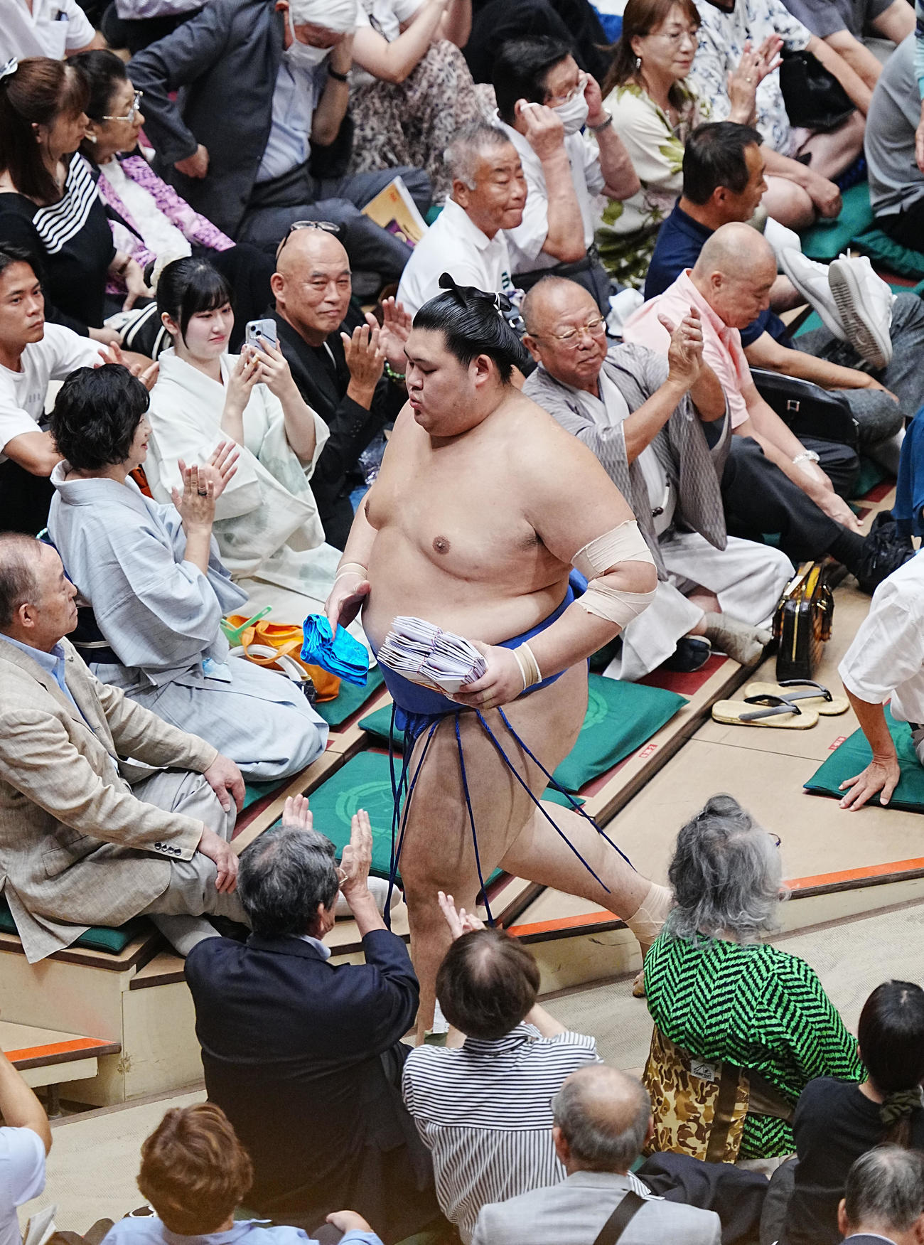 1敗で単独トップに立ち花道を引き揚げる大の里（撮影・小沢裕）