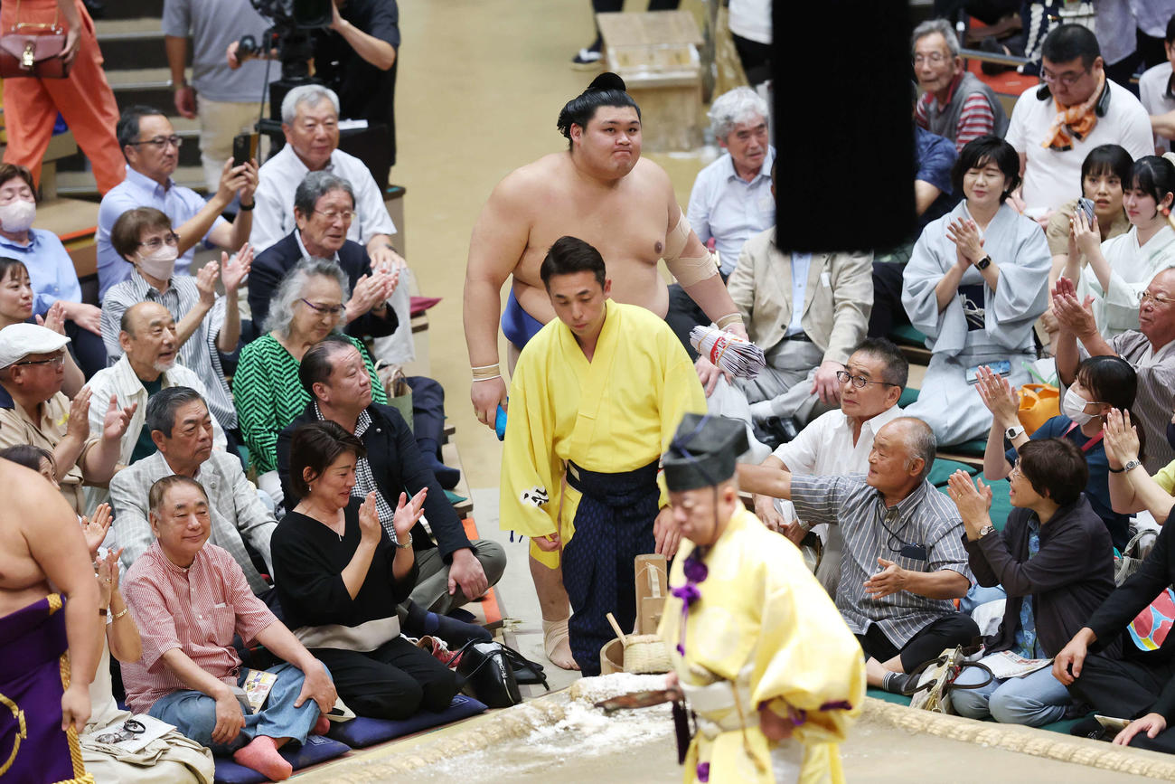 寄り切りで若隆景を破り懸賞金を手に引き揚げる大の里（撮影・宮地輝）