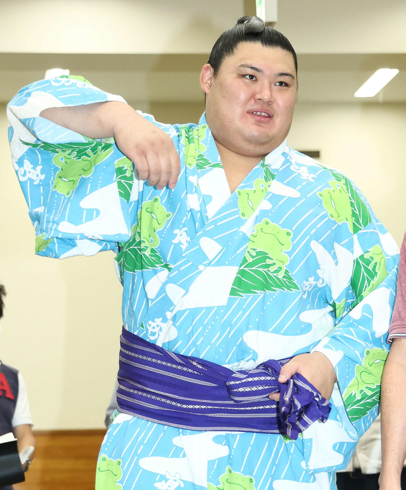 支度部屋から引き揚げる大の里（2025年9月25日撮影）