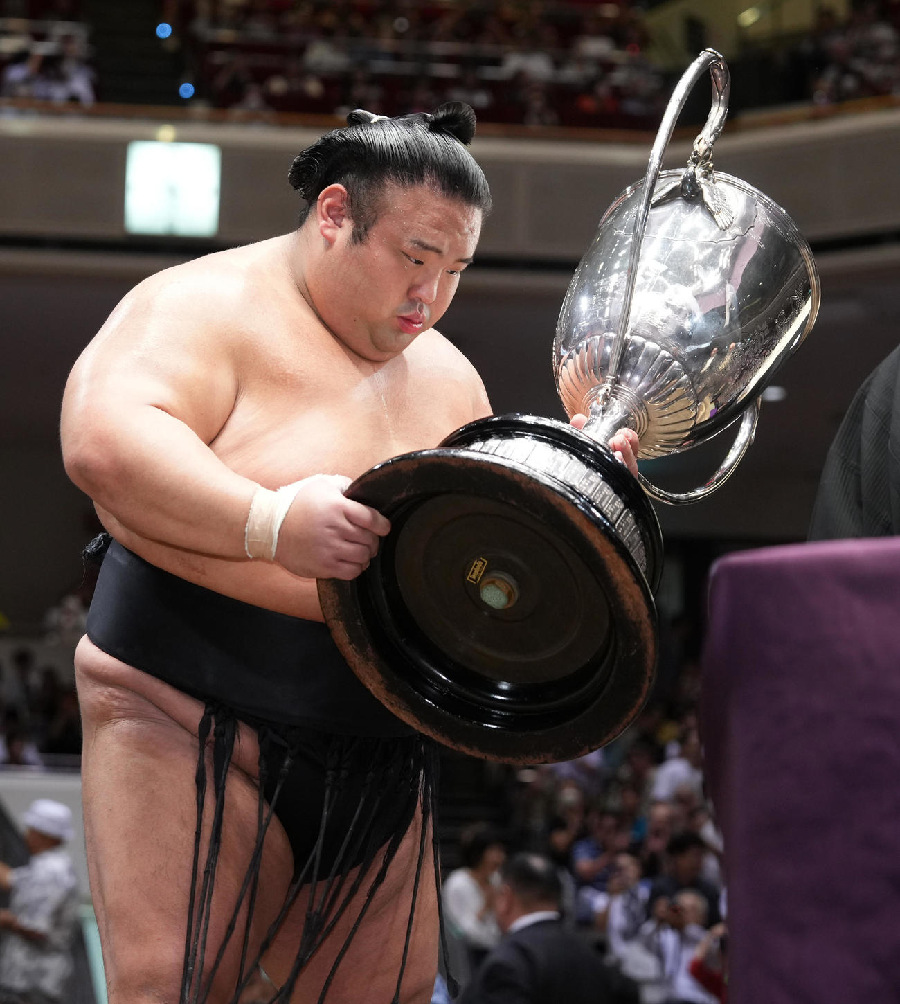 八角理事長から賜杯を受け取った貴景勝（2023年9月撮影）