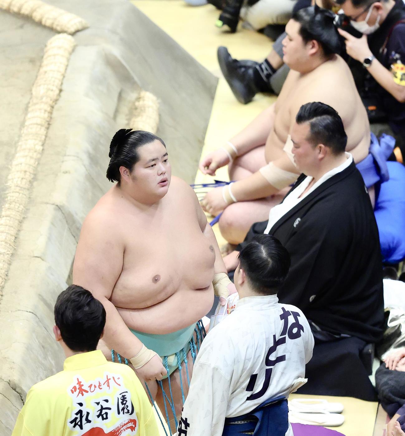 豊昇龍を寄り切りで破った琴桜（撮影・河田真司）