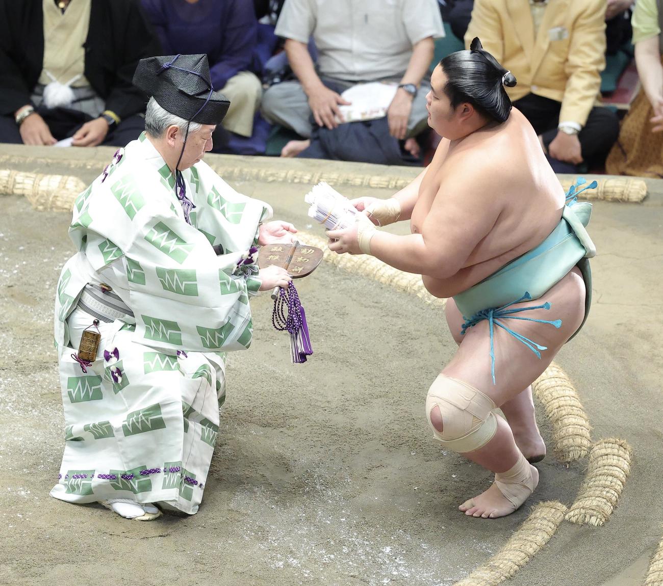 豊昇龍を寄り切りで破り、懸賞金の束を受け取る琴桜（撮影・河田真司）