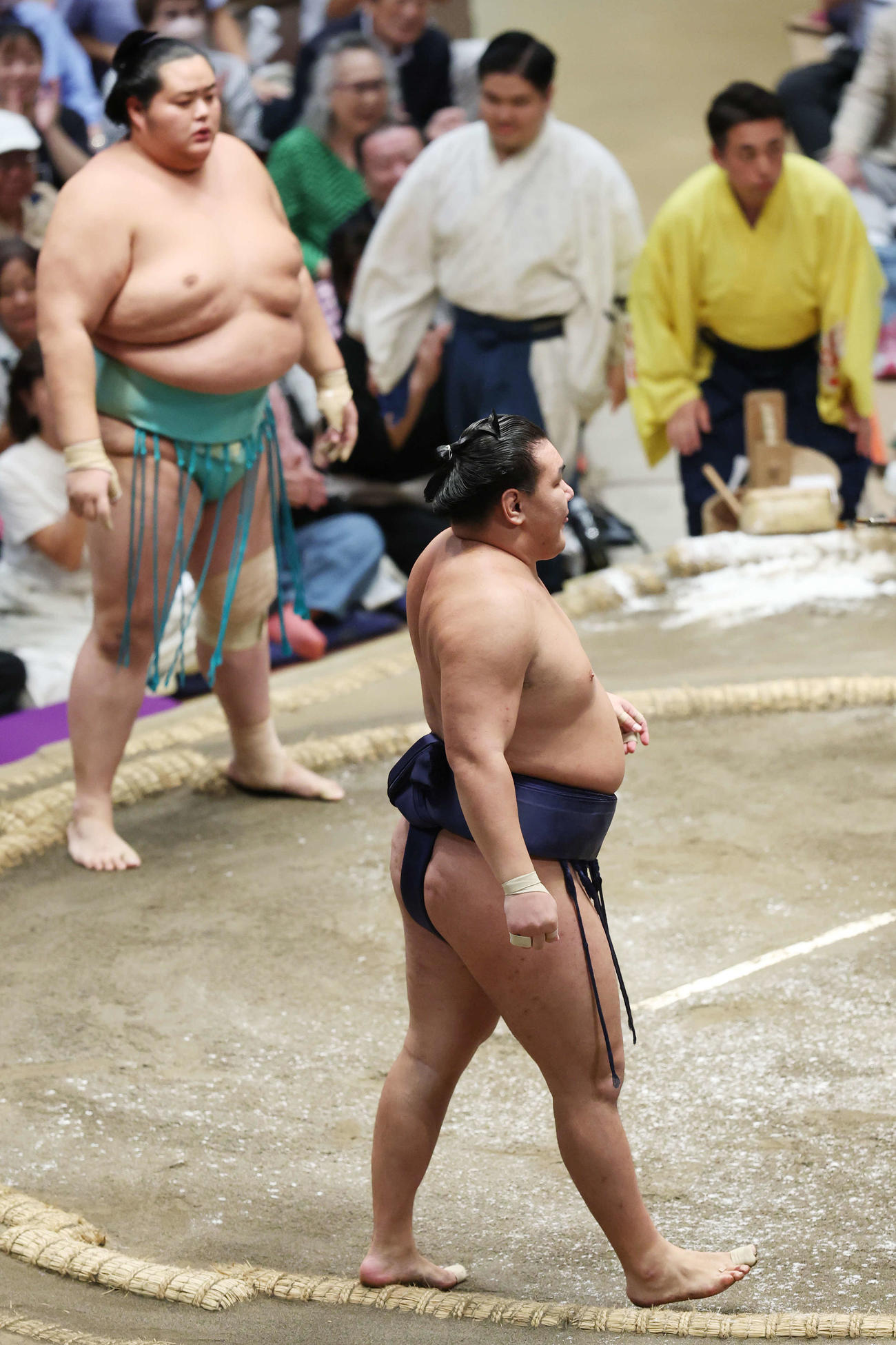 寄り切りで琴桜（左）に敗れた豊昇龍（撮影・宮地輝）