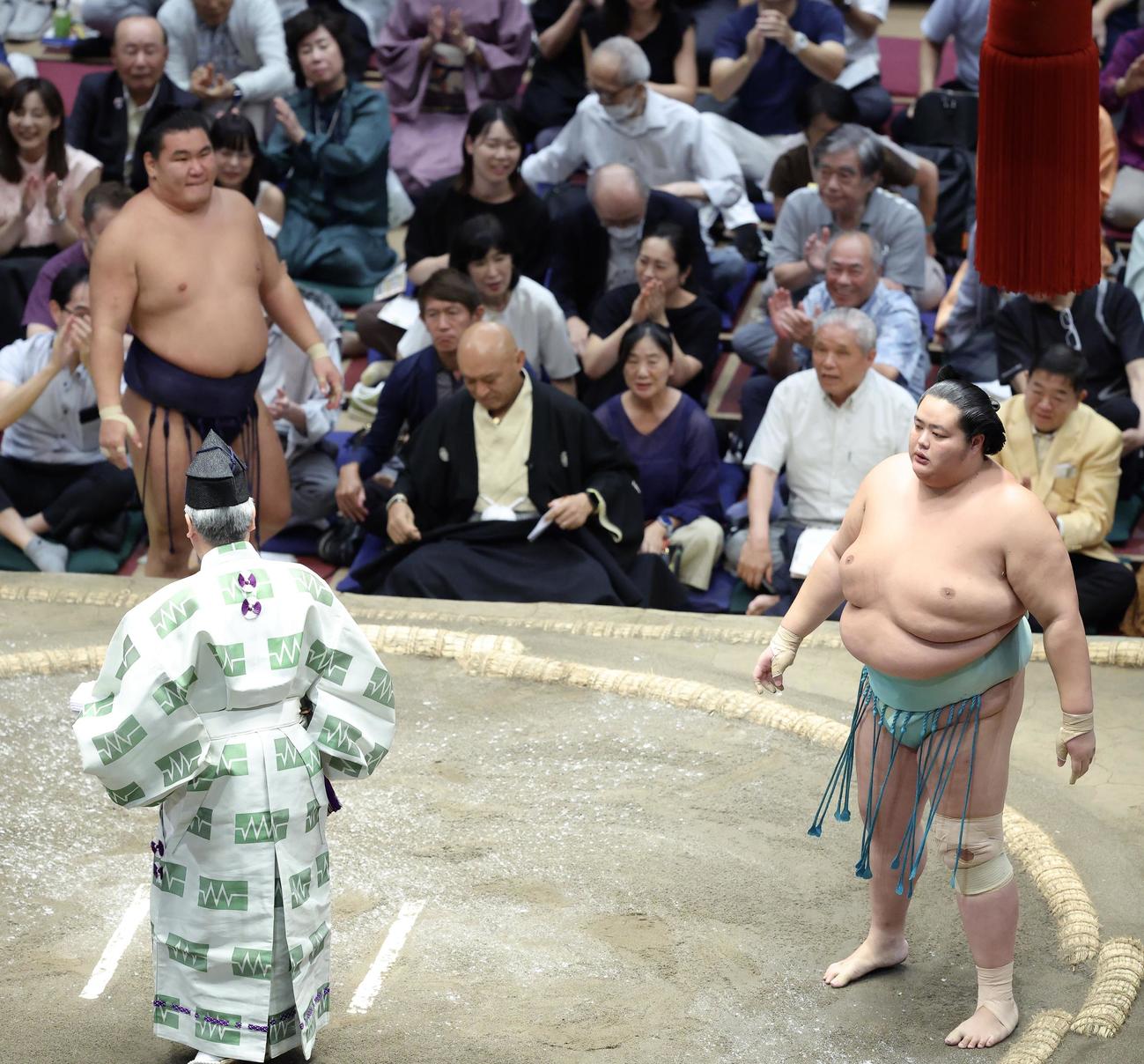 豊昇龍（左）を寄り切りで破る琴桜（撮影・河田真司）