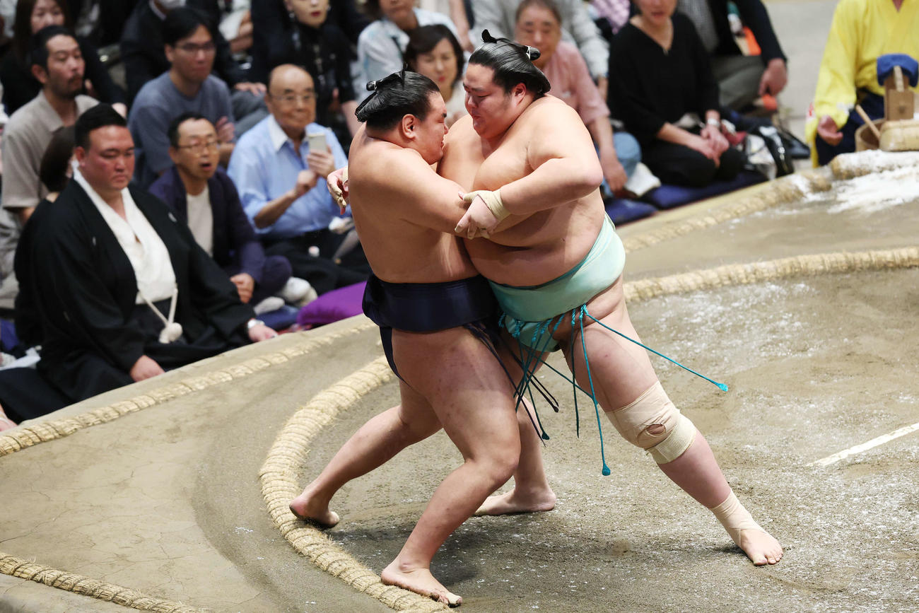寄り切りで琴桜（右）に敗れる豊昇龍（撮影・宮地輝）