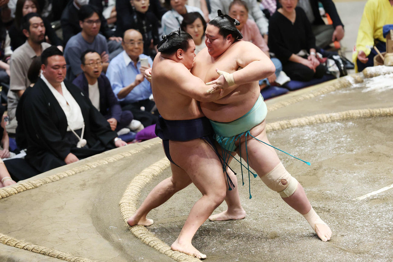 寄り切りで琴桜（右）に敗れる豊昇龍（撮影・宮地輝）