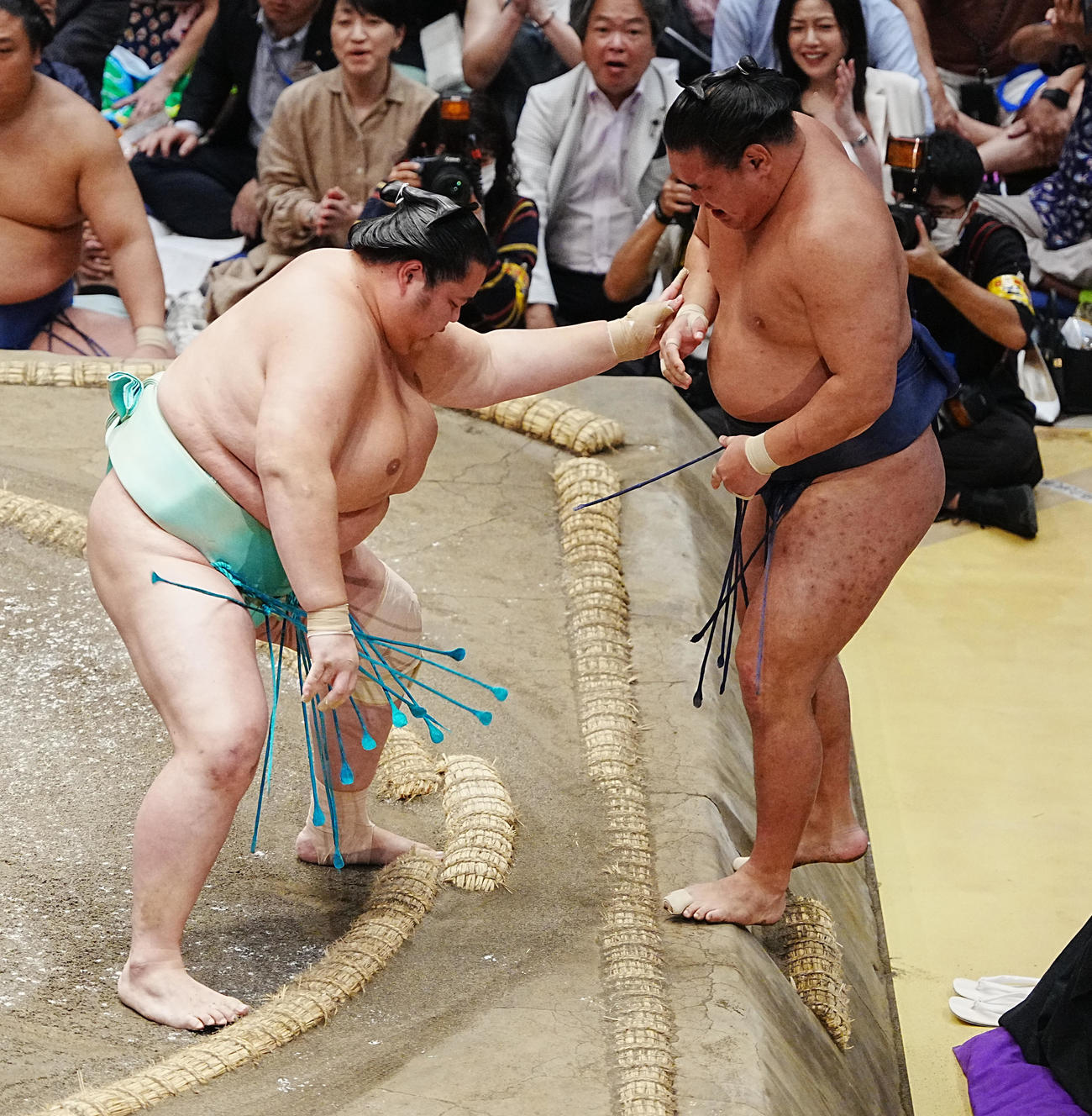 豊昇龍（右）は琴桜に寄り切りで敗れる（撮影・小沢裕）