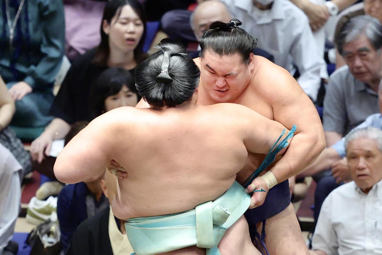 琴桜（手前）の攻めに耐える豊昇龍（撮影・河田真司）