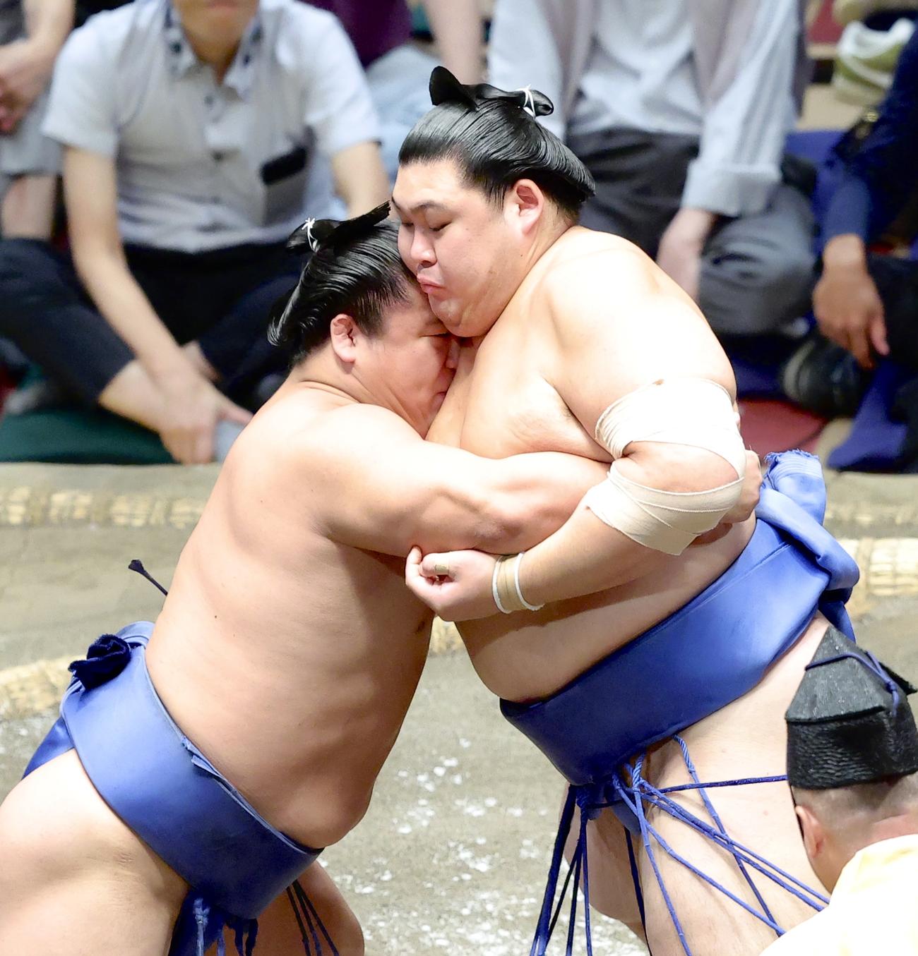 若隆景（左）と激しくぶつかり合う大の里（撮影・河田真司）