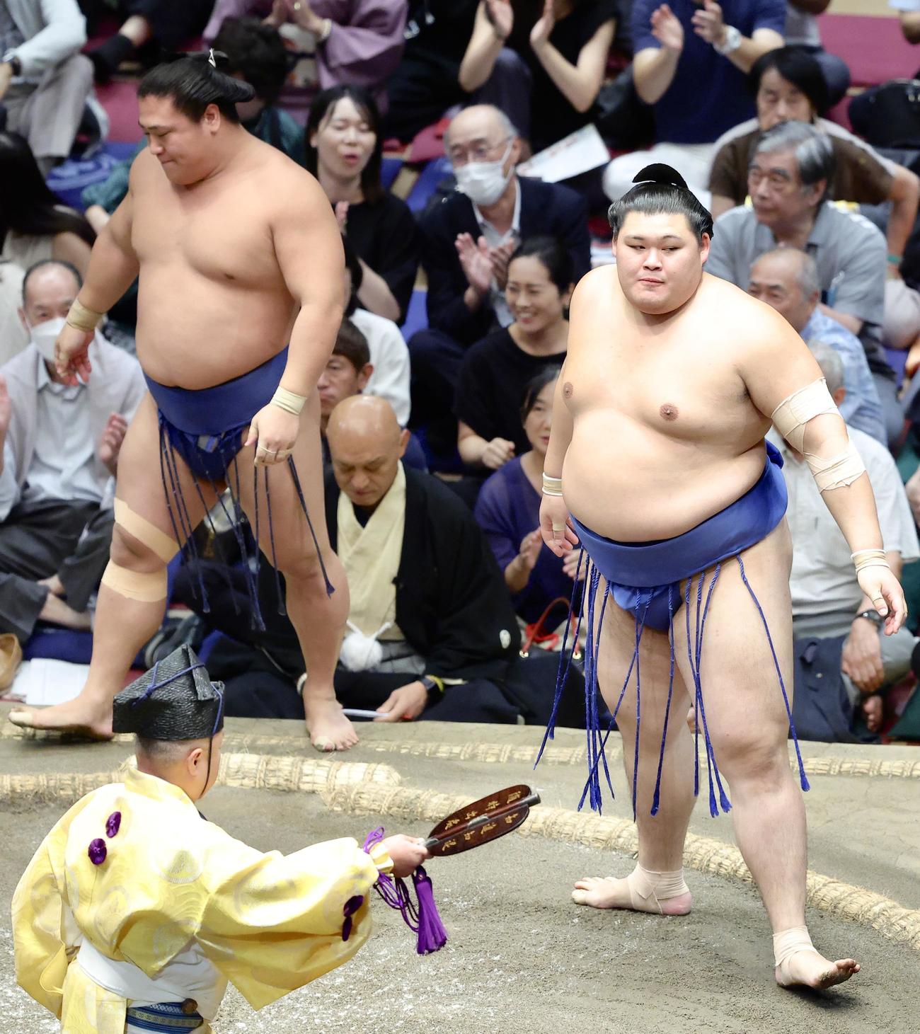 若隆景（左）を寄り切りで破る大の里（撮影・河田真司）