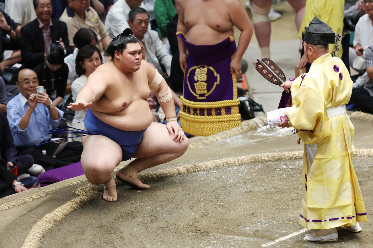 寄り切りで若隆景を破り勝ち名乗りを受ける大の里（撮影・宮地輝）