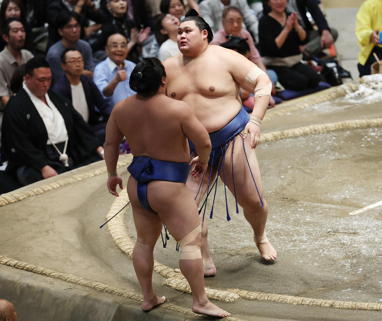 寄り切りで若隆景（手前）を破った大の里（撮影・宮地輝）