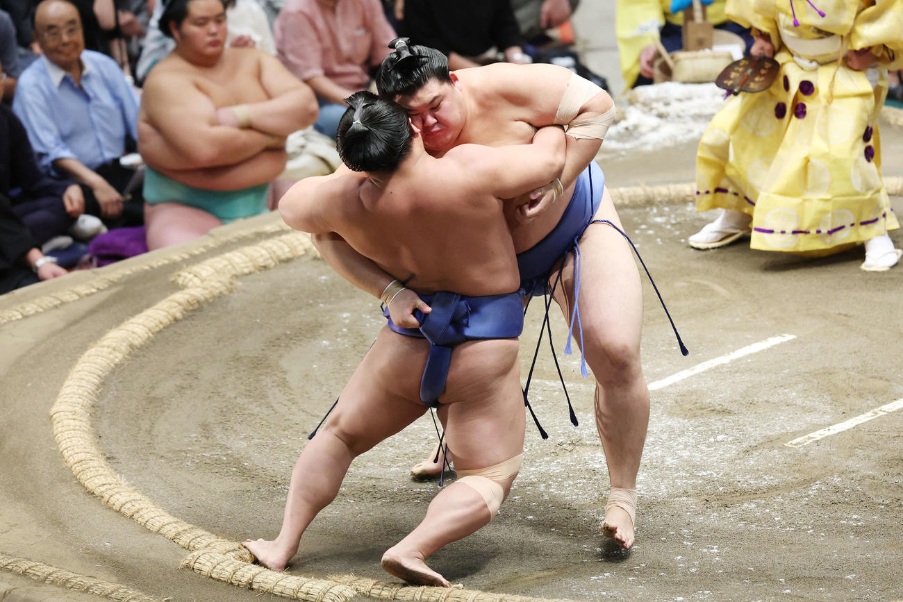 寄り切りで若隆景（左）を破る大の里（撮影・宮地輝）