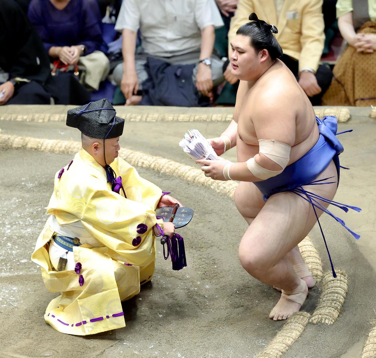25年9月26日　若隆景を寄り切りで破り、懸賞金の束を受け取る大の里（撮影・河田真司）