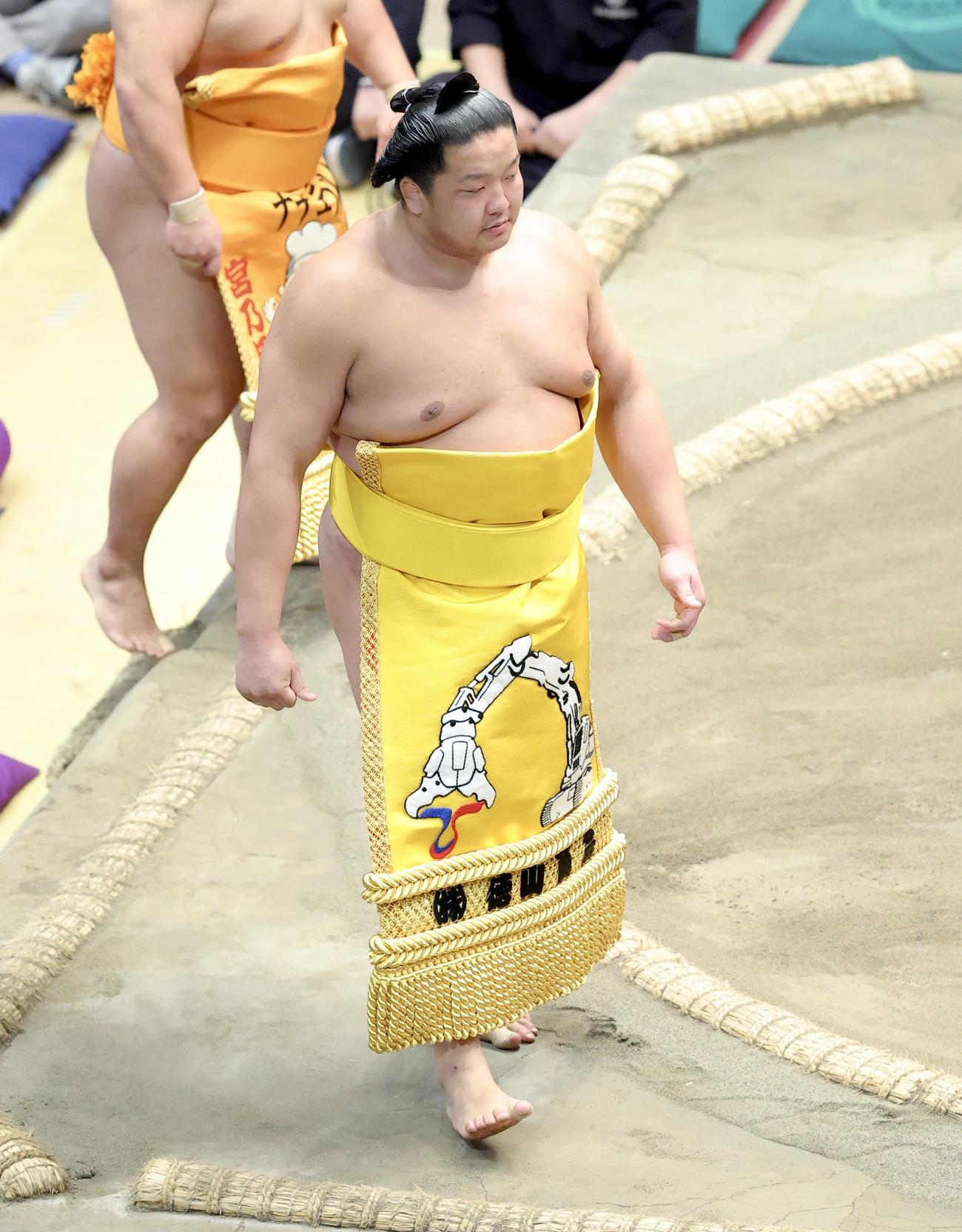 十両土俵入りに臨む朝白龍（撮影・河田真司）
