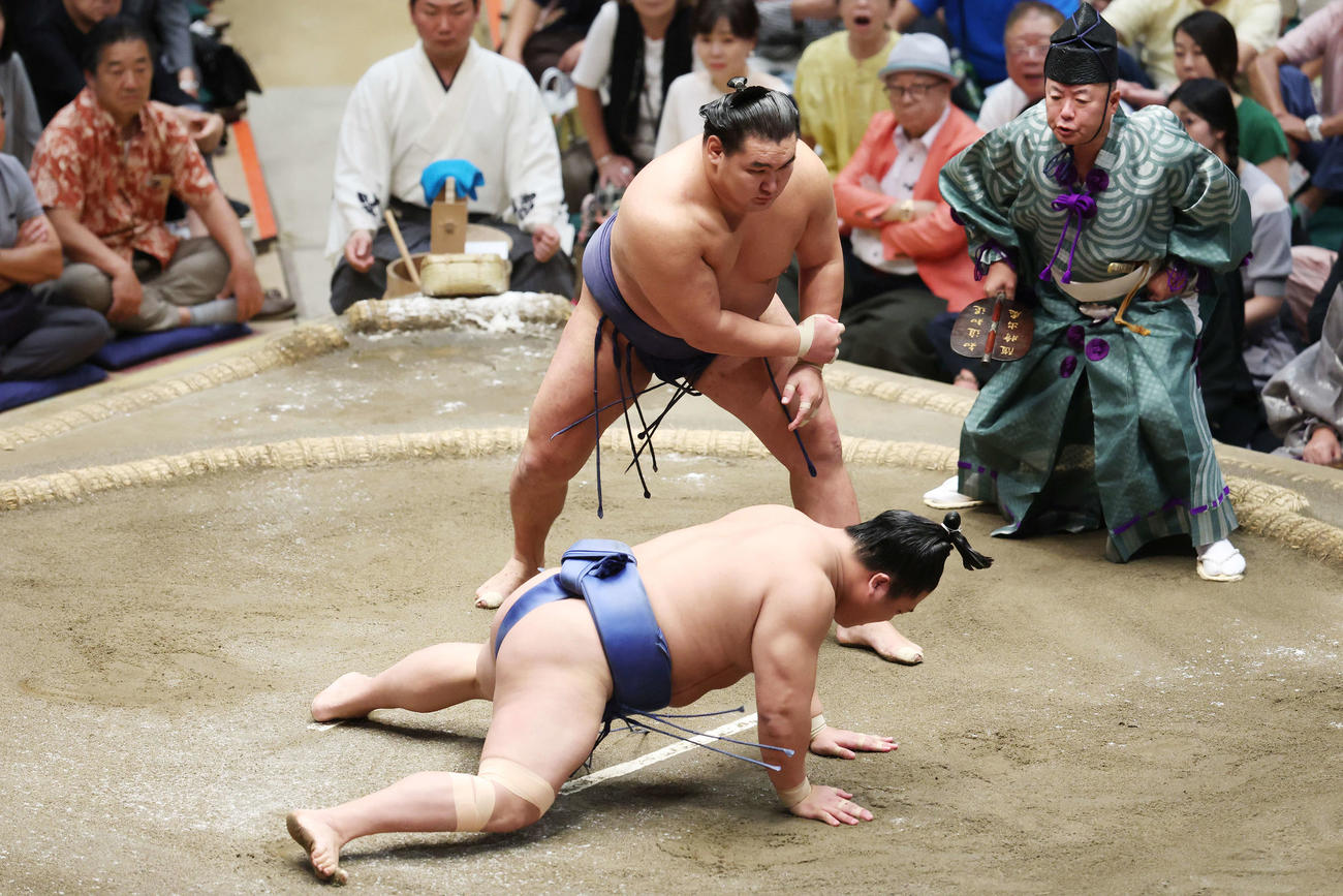 はたき込みで若隆景（手前）を破る豊昇龍（撮影・宮地輝）