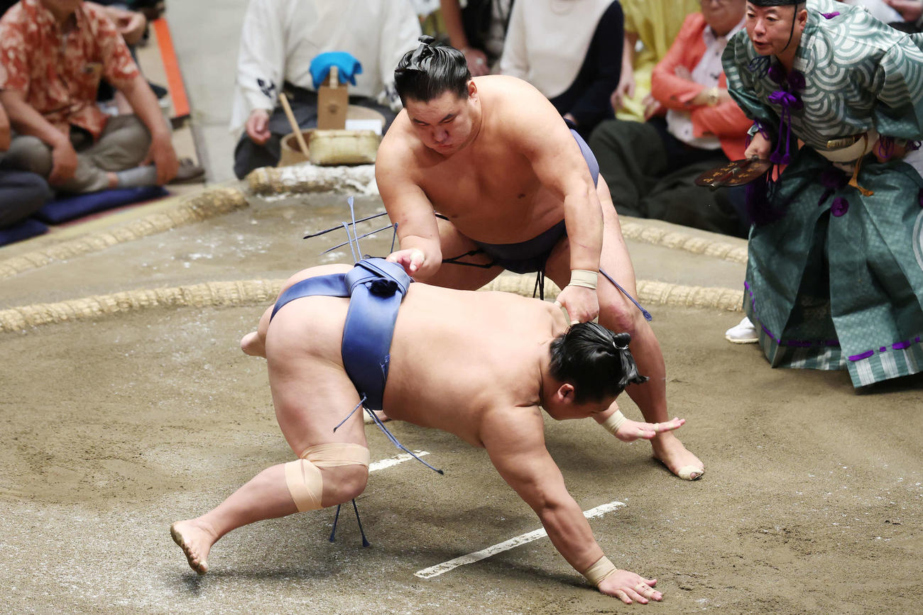 はたき込みで若隆景（手前）を破る豊昇龍（撮影・宮地輝）