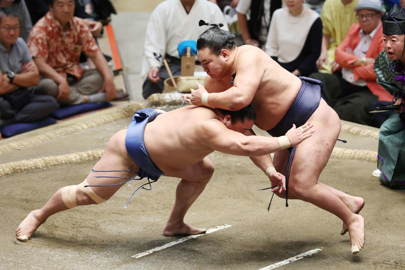 はたき込みで若隆景（手前）を破る豊昇龍（撮影・宮地輝）
