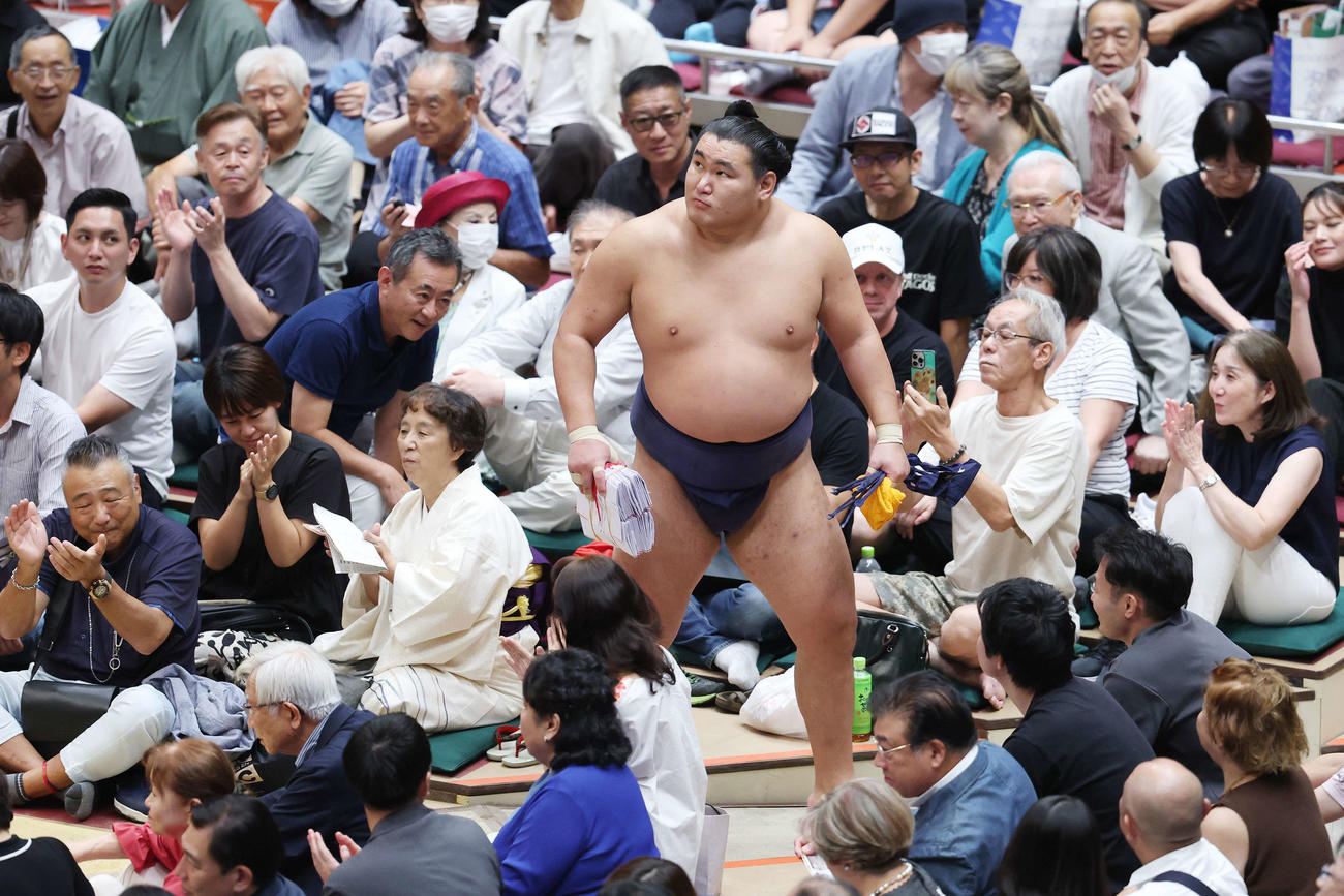 はたき込みで若隆景を破り、懸賞金を手に引き揚げる豊昇龍（撮影・宮地輝）