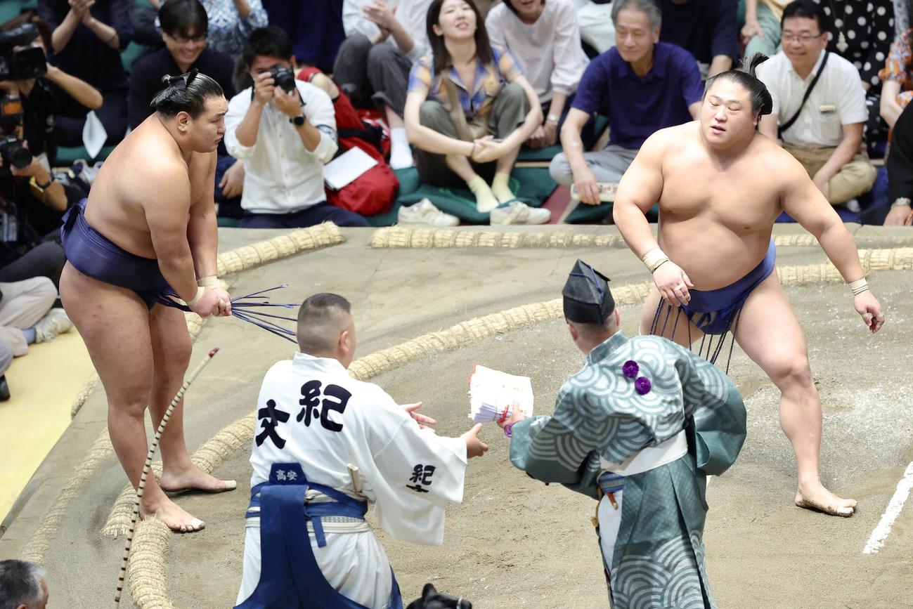若隆景（右）をはたき込みで破る豊昇龍（撮影・河田真司）