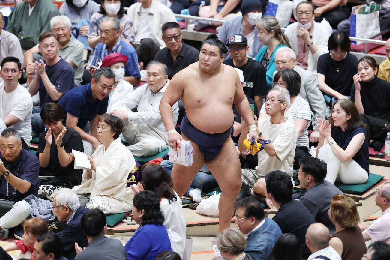 はたき込みで若隆景を破り、懸賞金を手に引き揚げる豊昇龍（撮影・宮地輝）