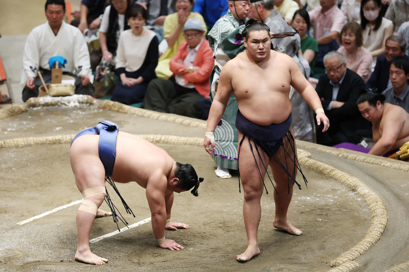 はたき込みで若隆景（左）を破った豊昇龍（撮影・宮地輝）