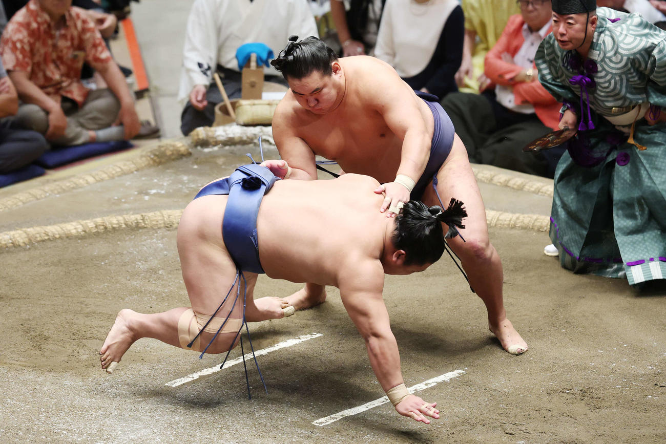 はたき込みで若隆景（手前）を破る豊昇龍（撮影・宮地輝）