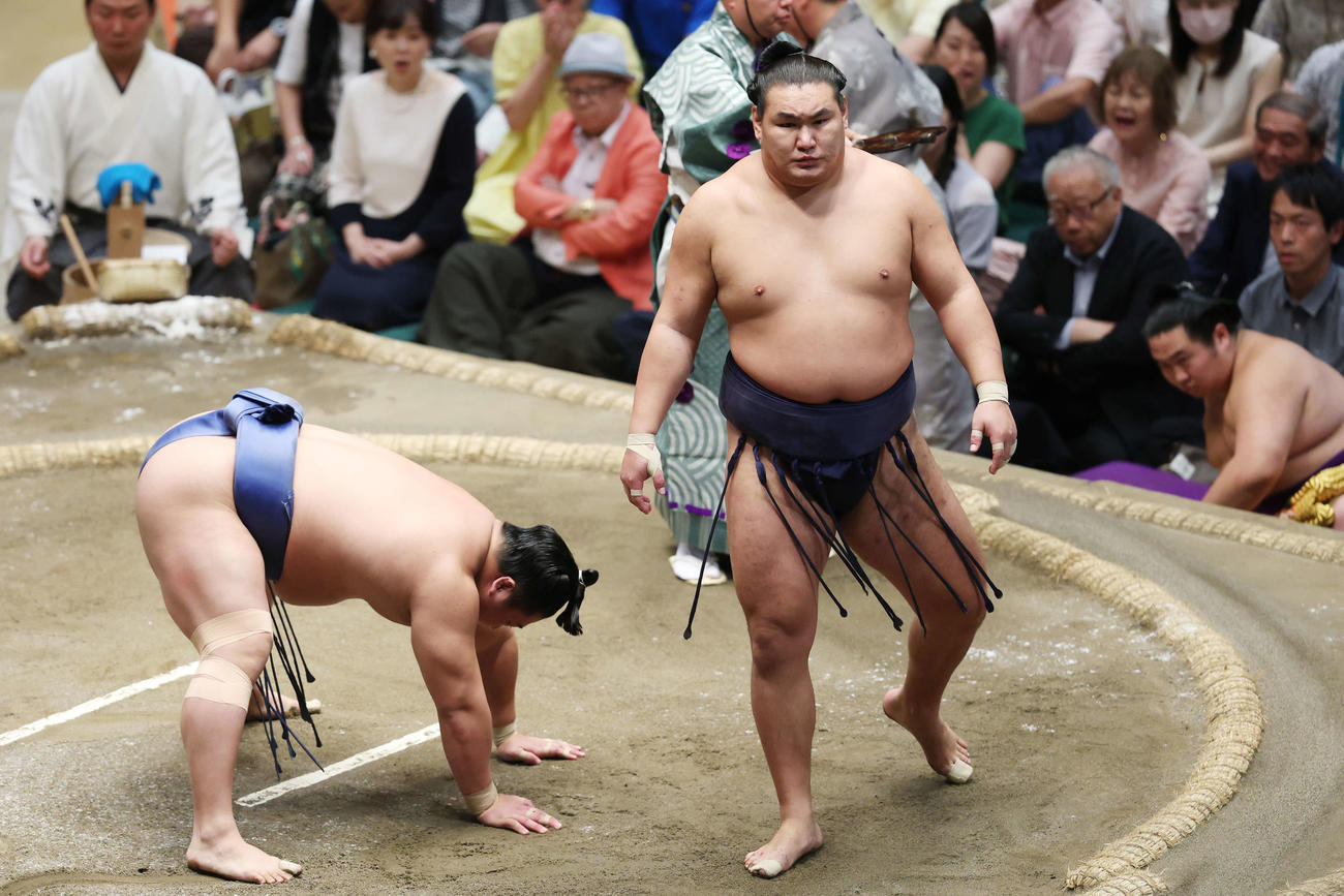 はたき込みで若隆景（左）を破った豊昇龍（撮影・宮地輝）