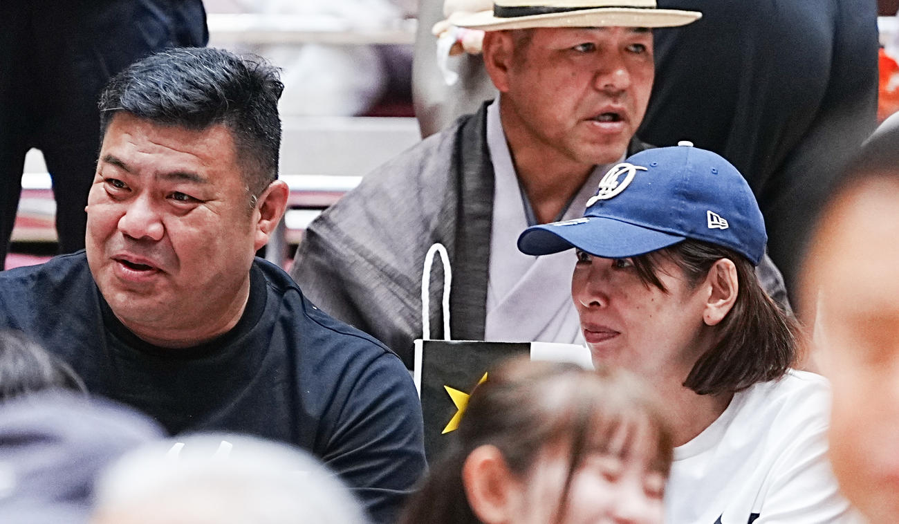 観戦する大の里の父中村知幸さん（左）と母朋子さん（撮影・小沢裕）