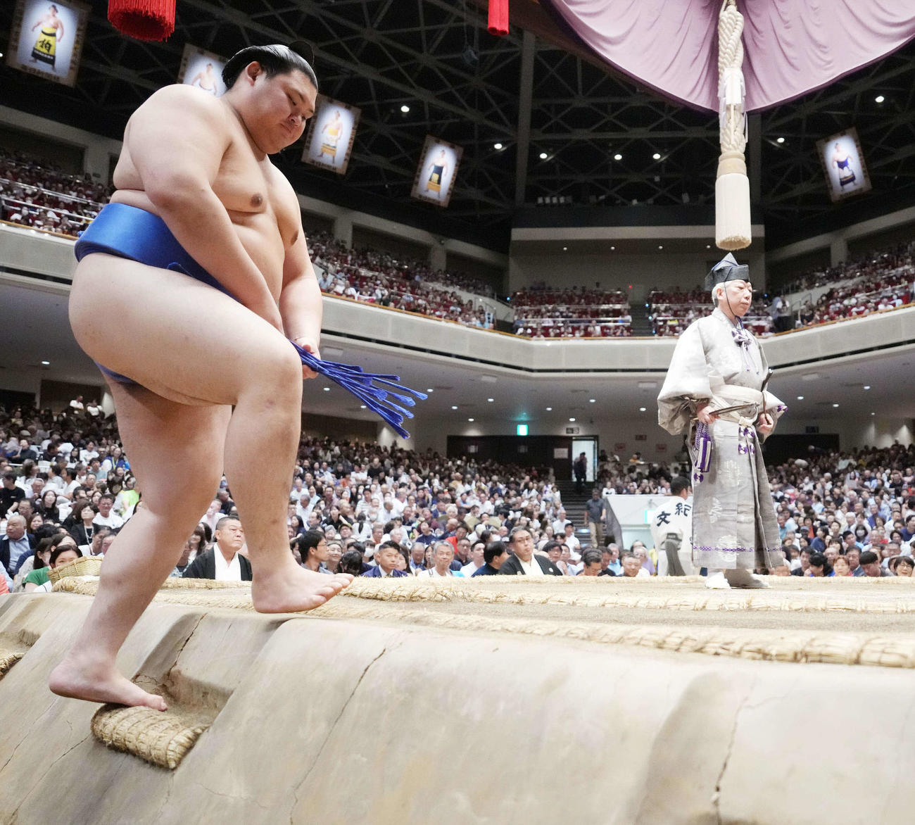 不戦勝となり土俵に上がる大の里（撮影・小沢裕）