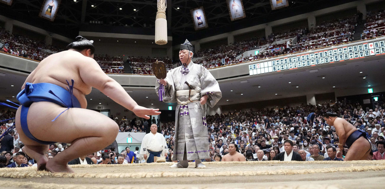 不戦勝となり勝ち名乗りを受ける大の里（左）。右は土俵下控えの豊昇龍（撮影・小沢裕）