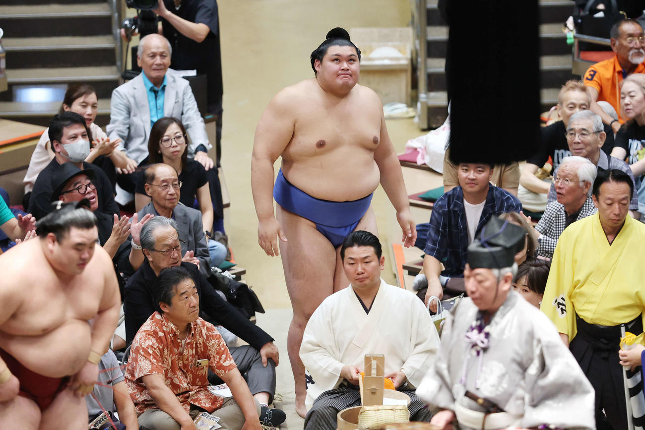 琴桜の休場により不戦勝となり引き揚げる大の里（撮影・宮地輝）