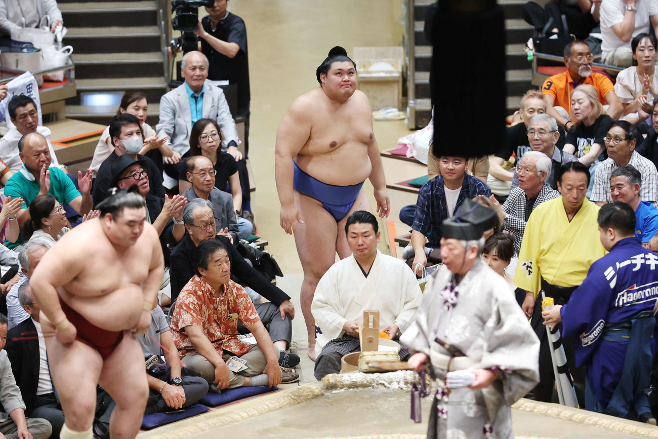 琴桜の休場により不戦勝となり引き揚げる大の里（撮影・宮地輝）