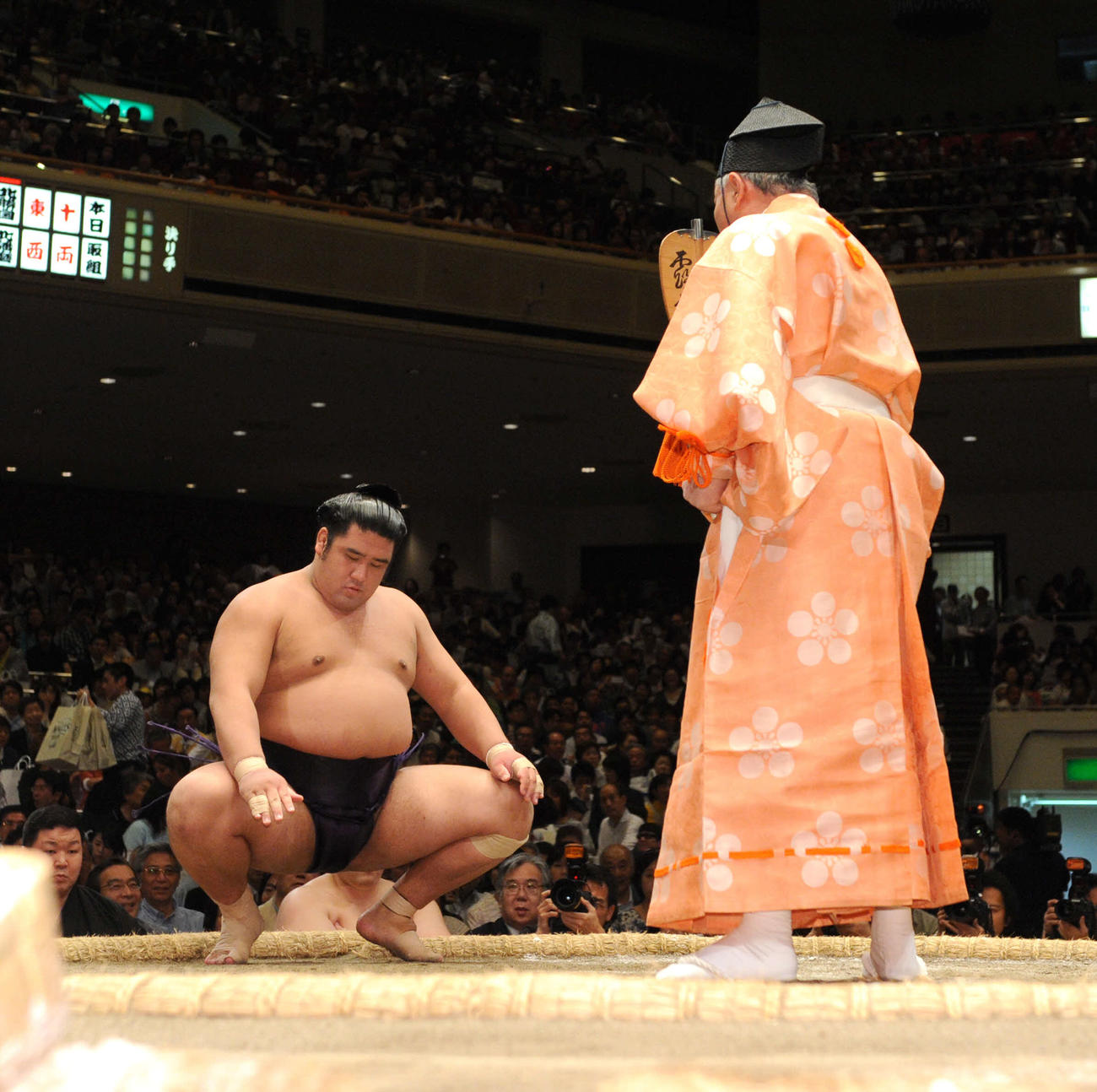 12年夏場所千秋楽、不戦勝となり、勝ち名乗りを受ける栃煌山