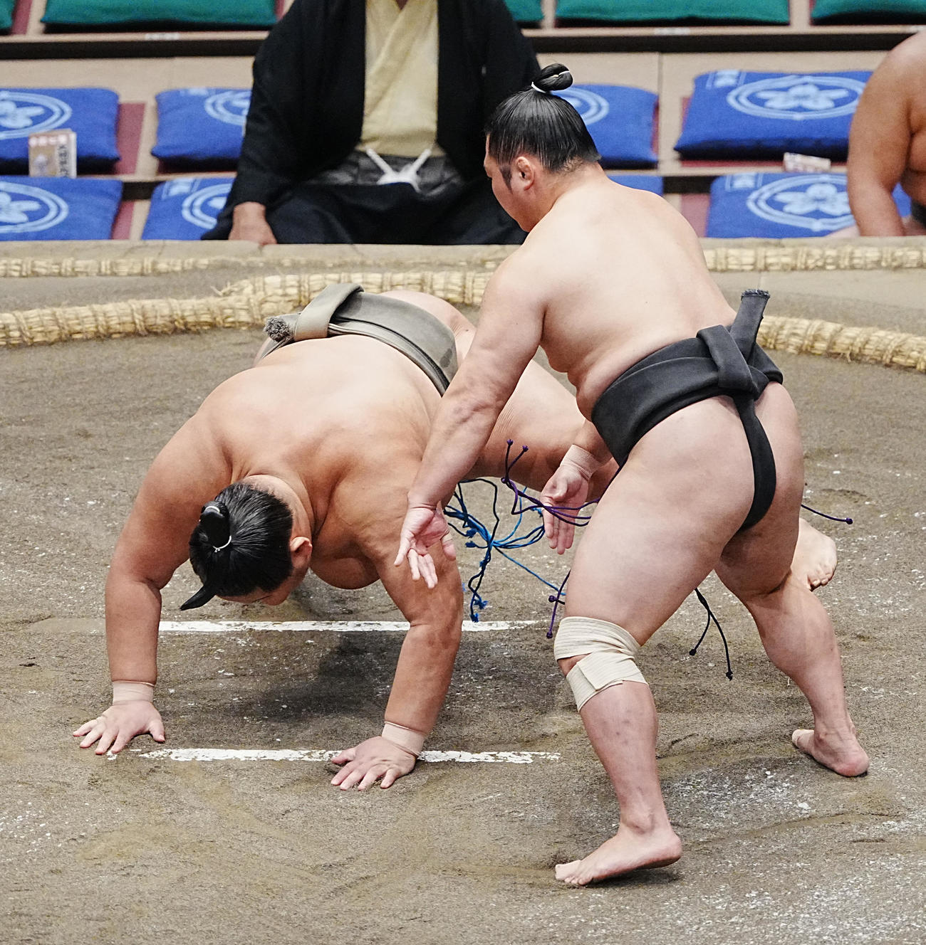 炎鵬（右）は風の湖を引き落としで破る（撮影・小沢裕）