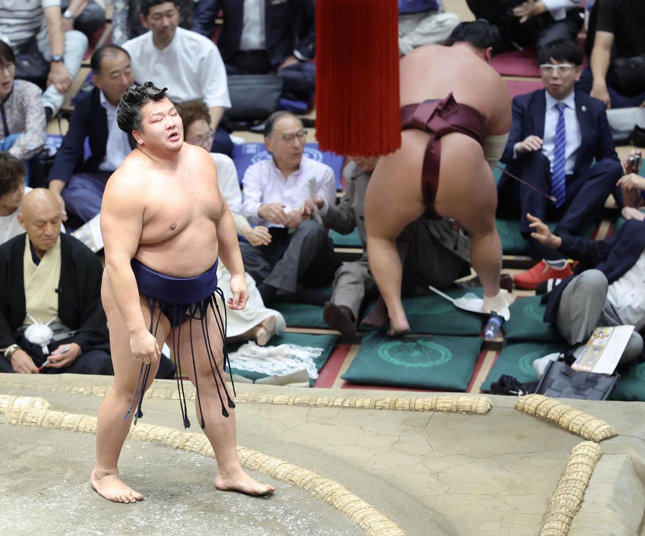 朝白龍（左）は錦富士を寄り切りで破る（撮影・河田真司）